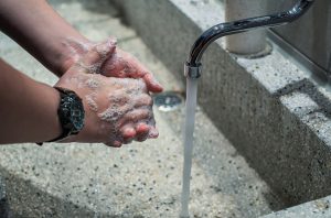 Lavage de mains à l'eau calcaire