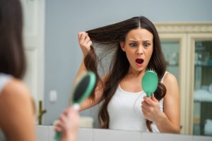 De nombreuses femmes sont touchées par la perte de cheveux. Dans cet article, vous pourrez en savoir plus sur les remèdes et leur efficacité.