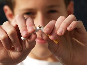 Existe-il des avantages liés à la cigarette électronique ? Selon des rapports récents, le vapotage pourrait être lié à des maladies pulmonaires.