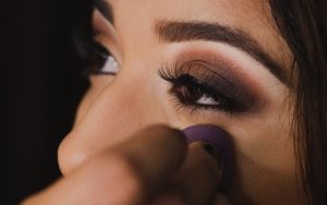 Réaliser un maquillage des yeux parfait pour sublimer un regard n'est pas forcément difficile. Voici 4 étapes faciles pour obtenir un maquillage parfait.