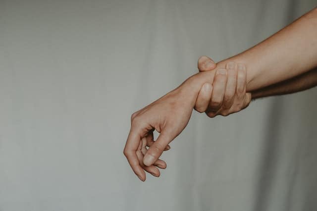 Le terme "entorse du poignet" est utilisé pour signifier qu'aucun os ne semble cassé. Cependant, ce n’est pas pour autant que la blessure n’est pas grave.