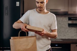 Dans cet article, nous aborderons certaines des dernières tendances en matière d'emballage alimentaire pour les repas hors foyer ainsi que leurs avantages.