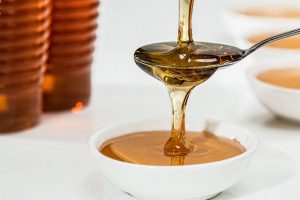 Le miel possède de nombreuses propriétés nutritionnelles et thérapeutiques. Il peut être utilisé pour traiter une variété de conditions médicales.