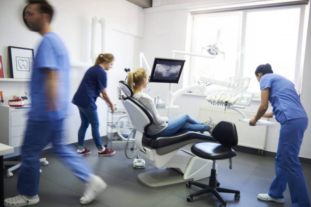 Il existe un beaucoup de cabinets spécialisés qui proposent une variété d'opérations. Découvrez les principales prestations dentaires proposées en Hongrie.