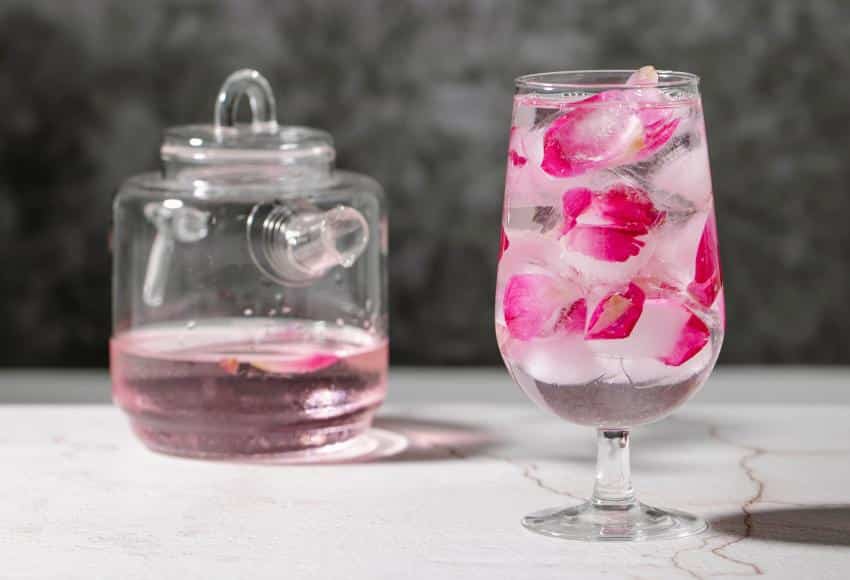 L'eau de rose est une huile essentielle connue pour ses bienfaits pour la santé. Elle est utilisée pour soulager le stress et l’anxiété, mais pas seulement !