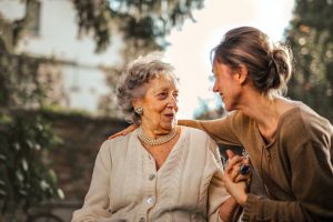 Dans cet article de blog, nous allons aborder les différents types de logements pour seniors et vous aider à décider quelle solution est la meilleure pour vous !