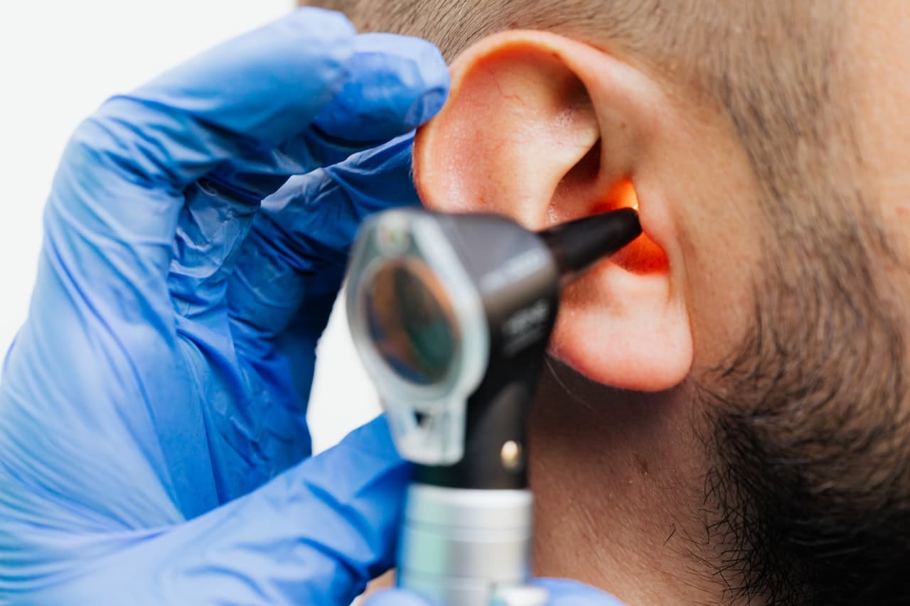 Un otoscope est un dispositif médical utilisé pour regarder dans le conduit auditif. Voyons comment utiliser un otoscope et ce qu'il faut rechercher.