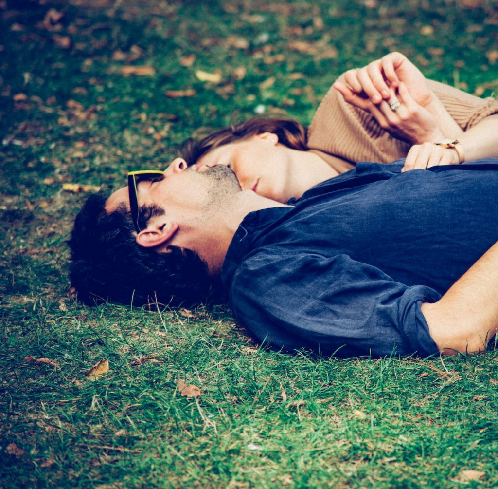 homme et femme allongés sur l'herbe
