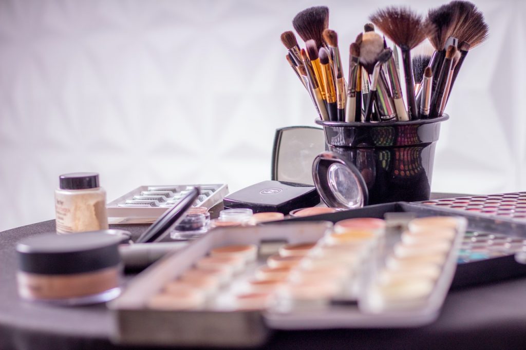Que ce soit pour faire le teint, un maquillage des yeux ou des lèvres, il y a plusieurs manières de procéder. Découvrez ici 4 techniques de maquillage utiles !