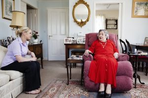 Dans cet article, nous allons vous guider sur les moyens de réduire les risques de chutes chez les personnes âgées à domicile et comment les prévenir. 
