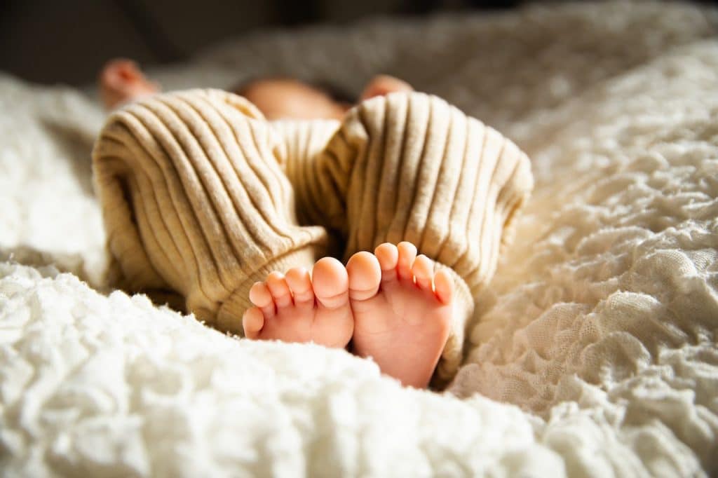 Avec les babyphones connectés et reliés à votre smartphone, surveillez votre bébé à distance dans son lit en toute sécurité et tranquillité d'esprit.