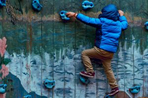 Dans cet article, nous allons explorer pourquoi l'escalade pourrait être le sport parfait pour votre enfant, ainsi que comment et où commencer.