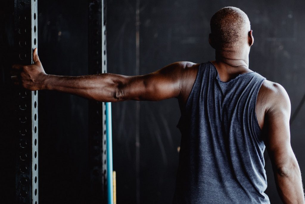 Comment développer un haut et un long triceps harmonieusement ? Découvrez dans ce guide des exercices de musculation pour réveiller vos triceps !
