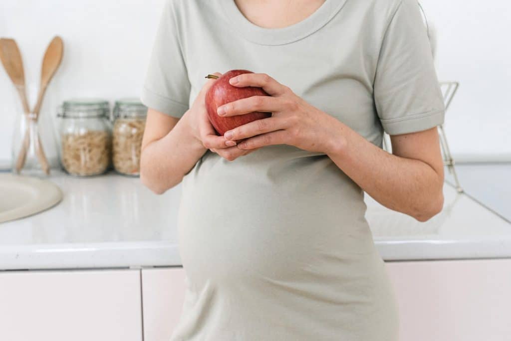 Découvrez les causes des brûlures d'estomac chez la femme enceinte et apprenez à gérer efficacement les symptômes pour un meilleur confort pendant la grossesse.